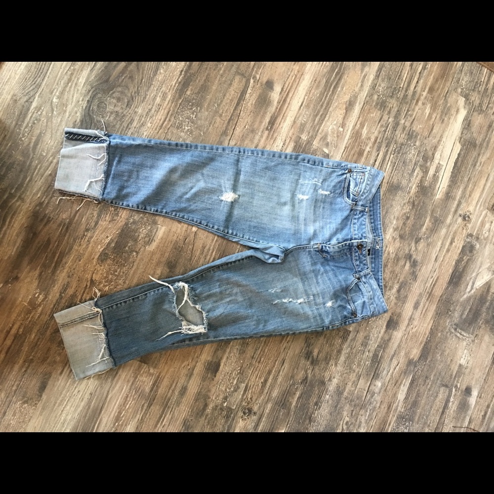 Women’s distressed cuffed capris